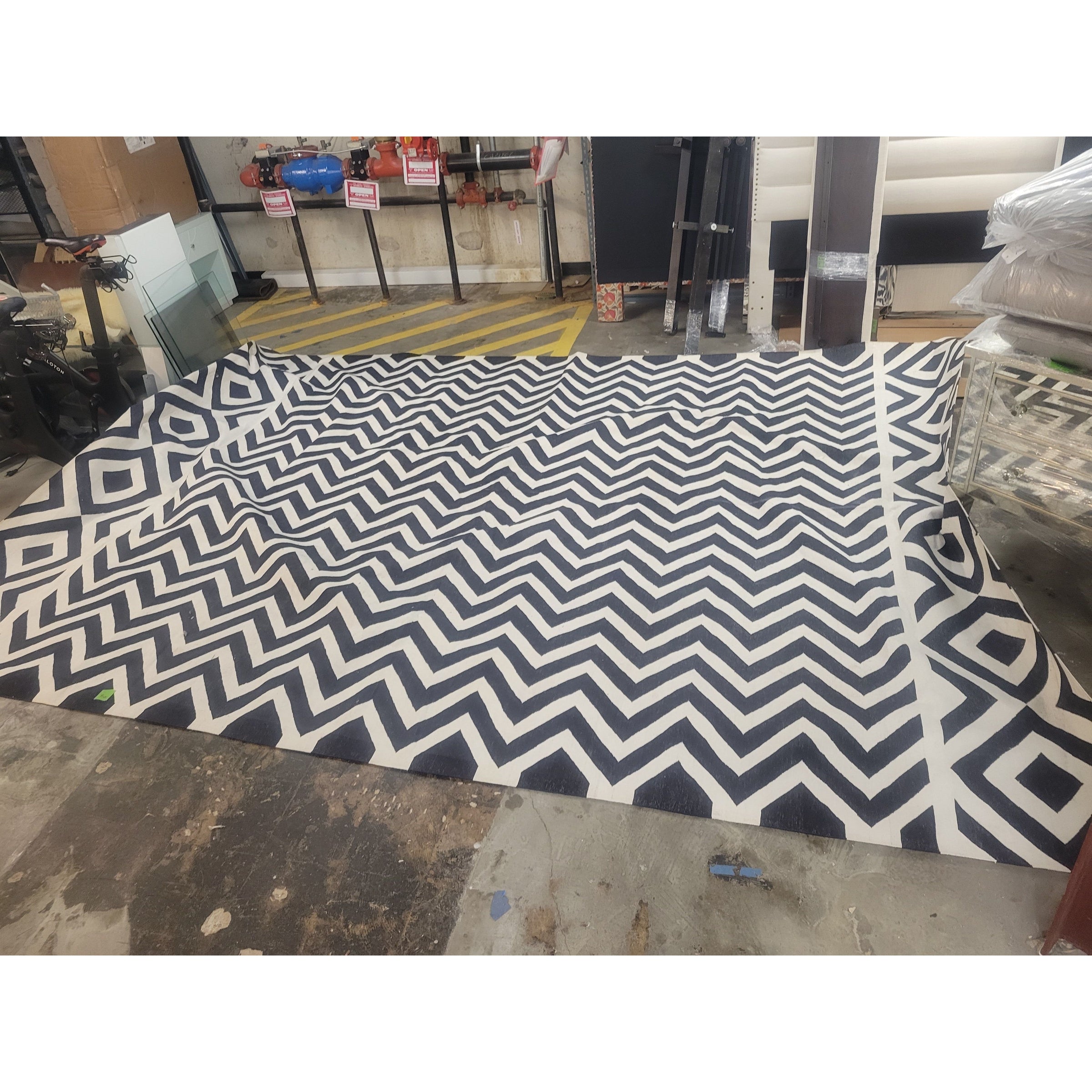 10x14-ft Navy & White Chevron Amagansett Indoor / Outdoor Rug - AS IS
