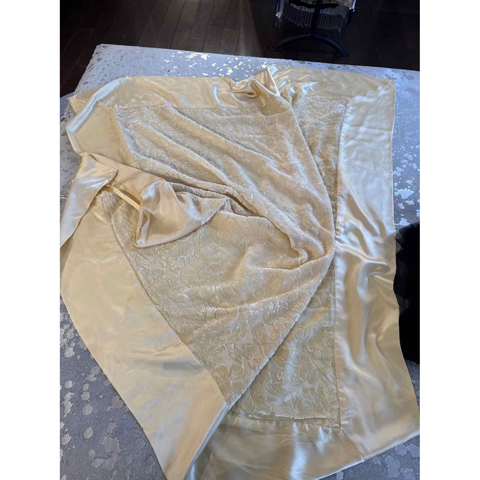 Pillows and Throws - colletteconsignment.com