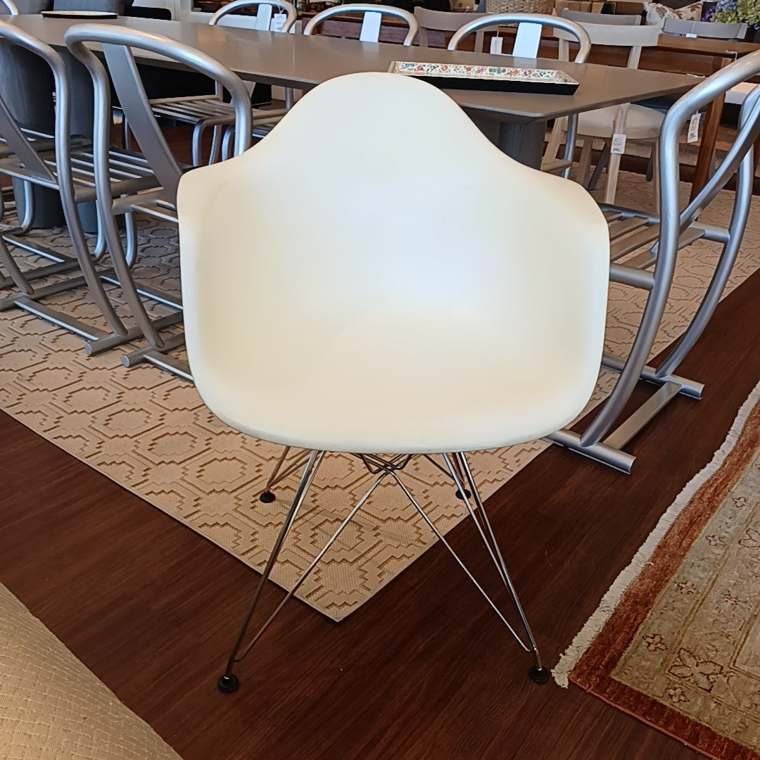 Herman Miller Knoll White Eames Molded Plastic Armchair