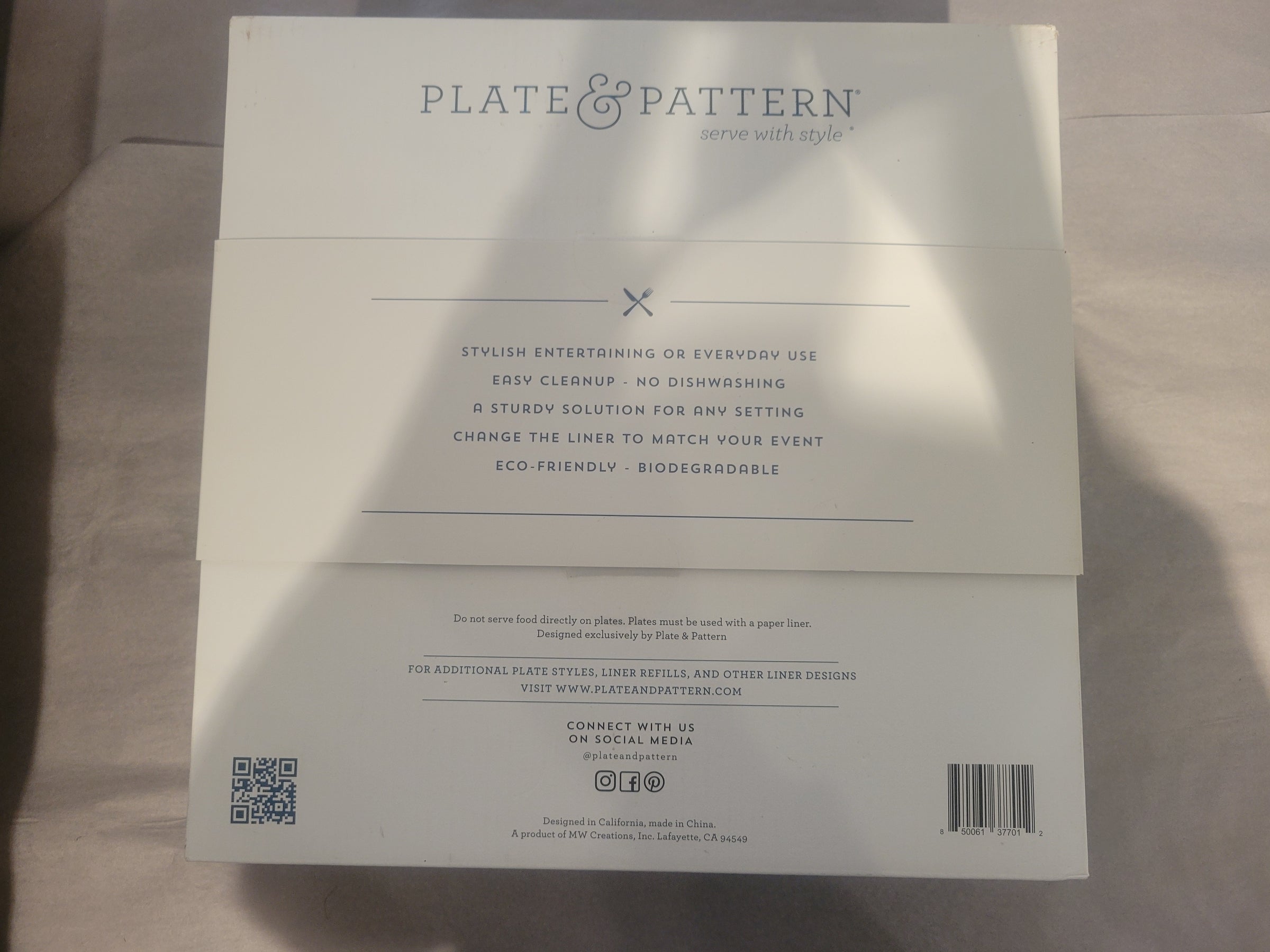 SET of 4 Handwoven Seagrass Plates & 20 White Parchment Paper Liners