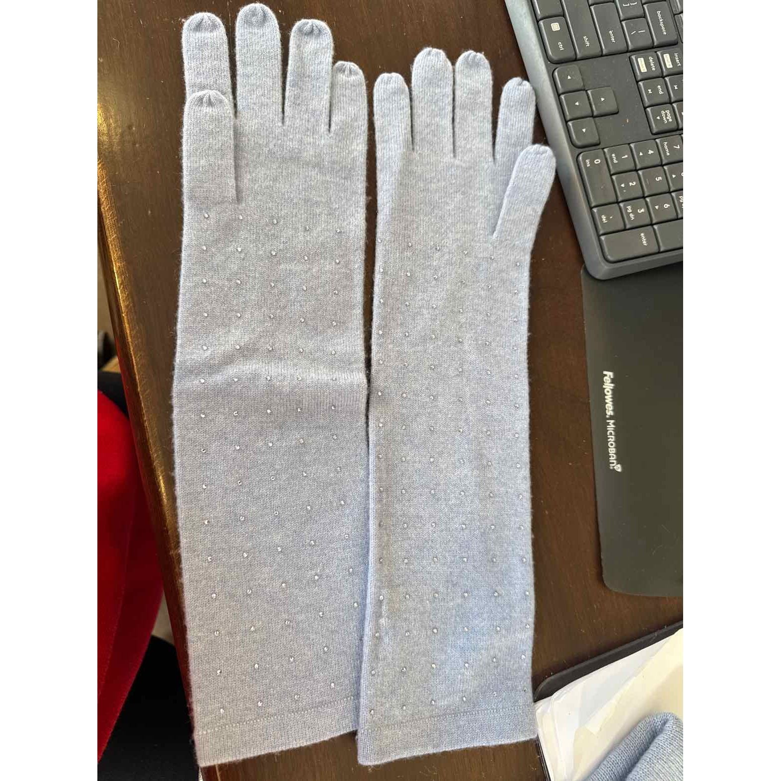 Women's William Sharp Powder Blue Hat and Gloves - colletteconsignment.com