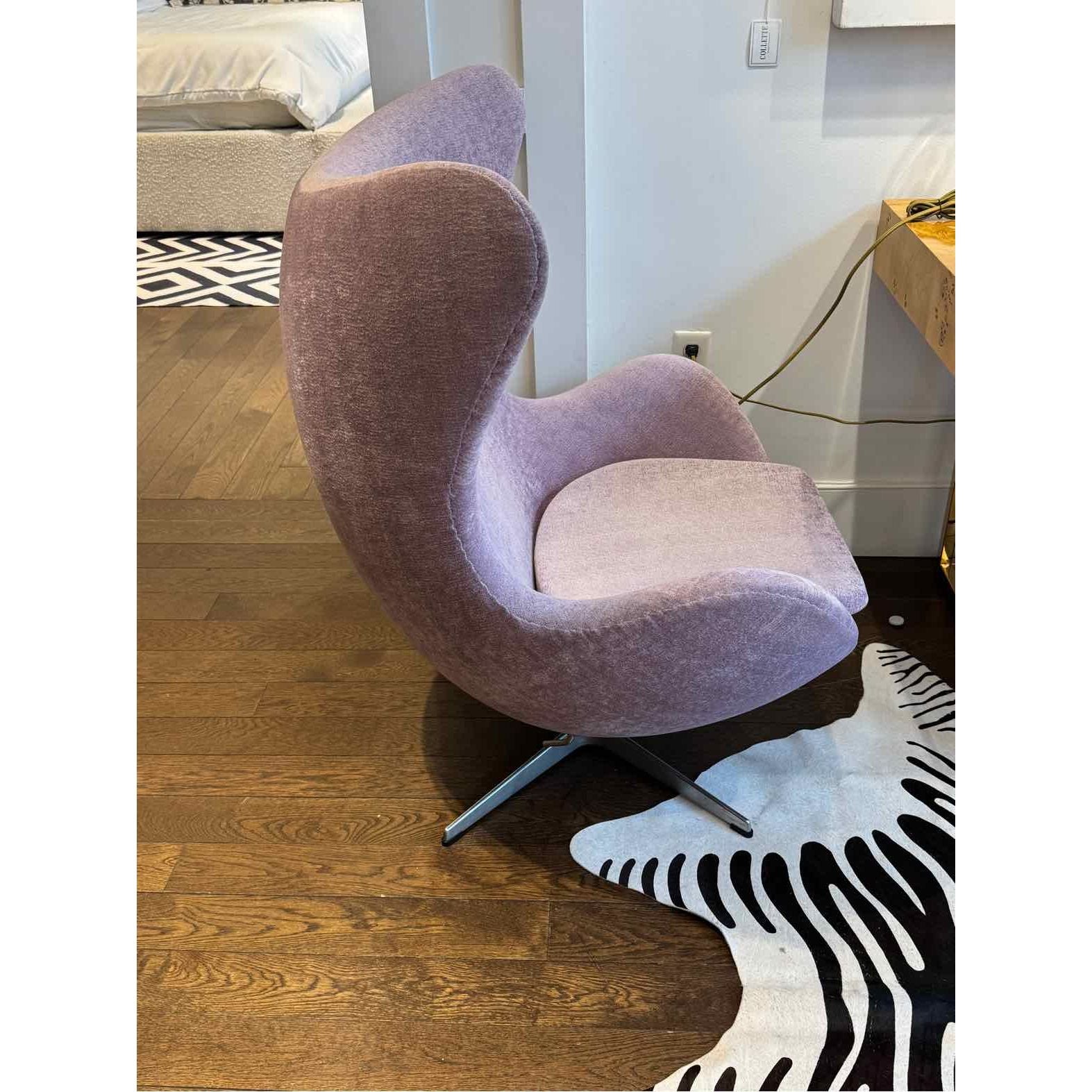 Vintage Lavender Upholstered Swivel Egg Chair by Arne Jacobsen for Fritz Hansen