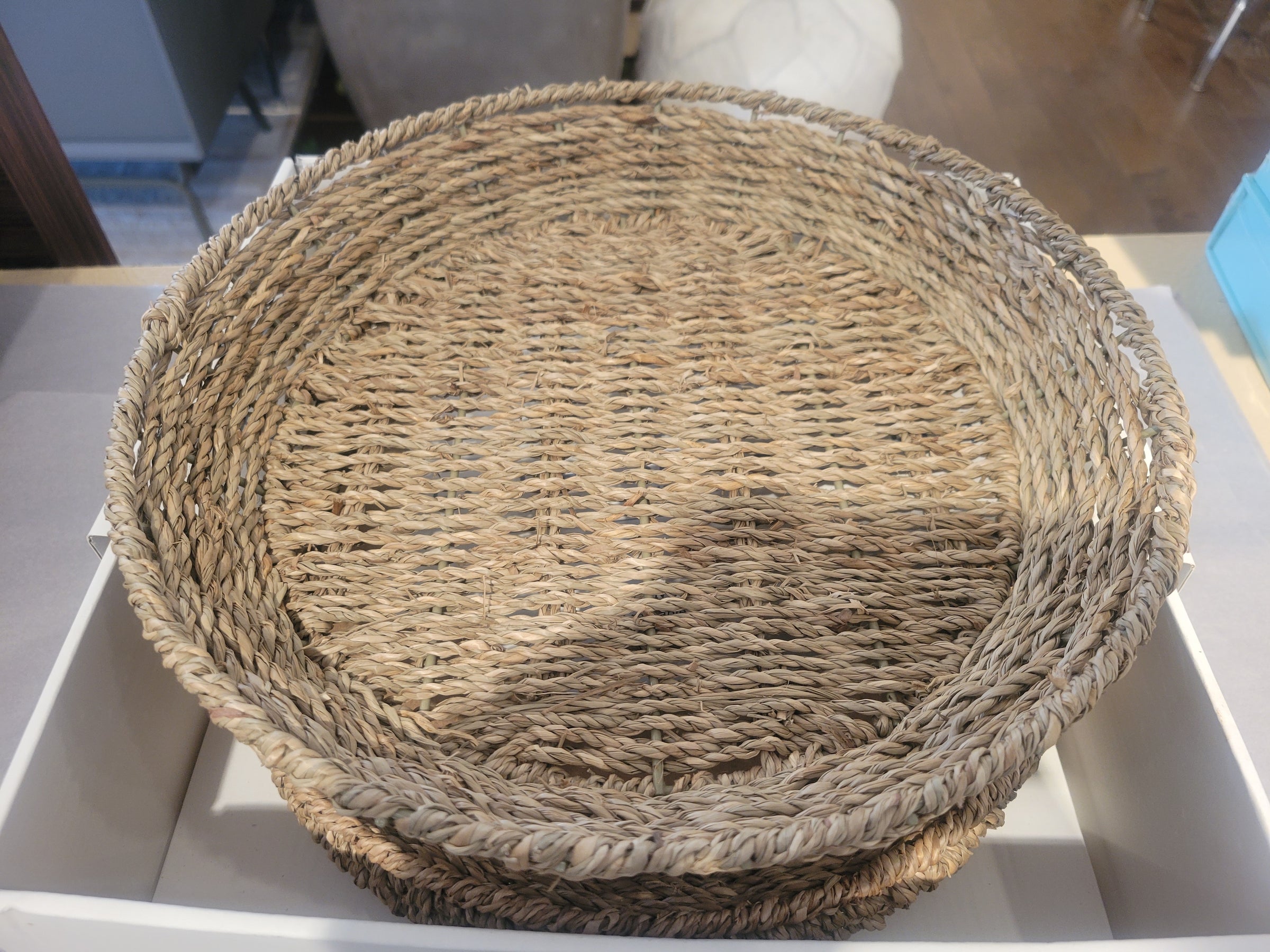 SET of 4 Handwoven Seagrass Plates & 20 White Parchment Paper Liners