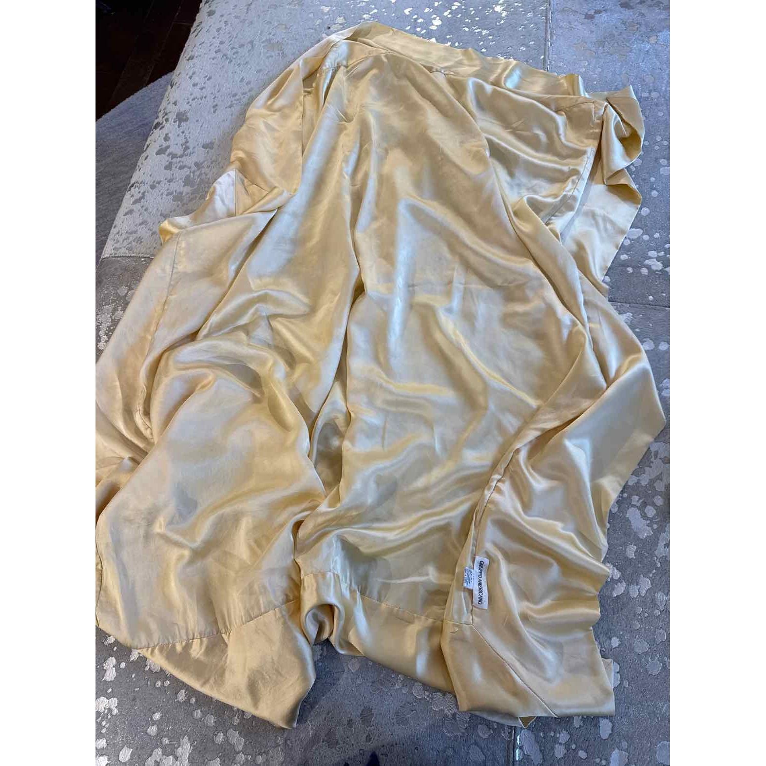 Pillows and Throws - colletteconsignment.com