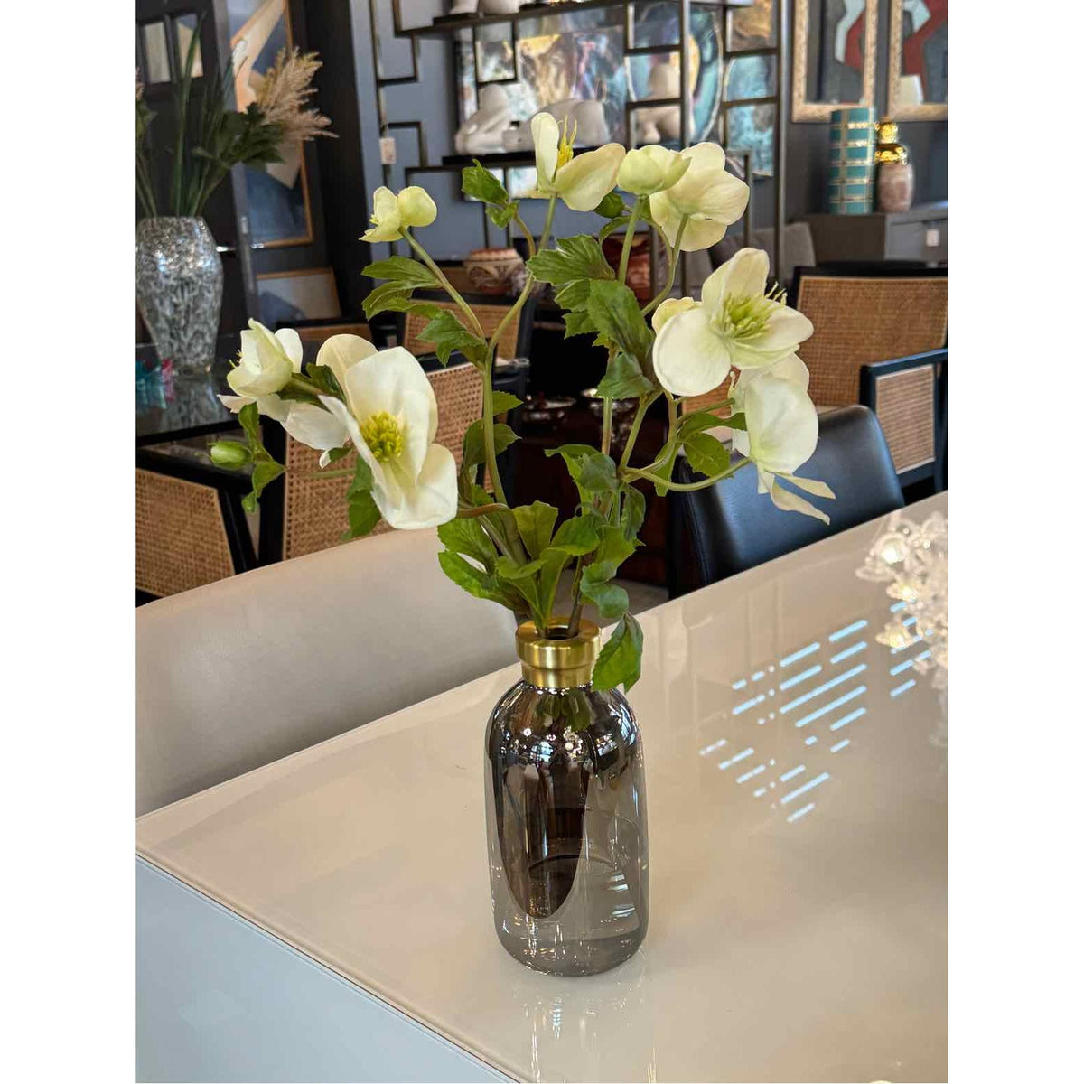 F23-HELBUD.GRY - White hellebores in gray glass budvase with gold