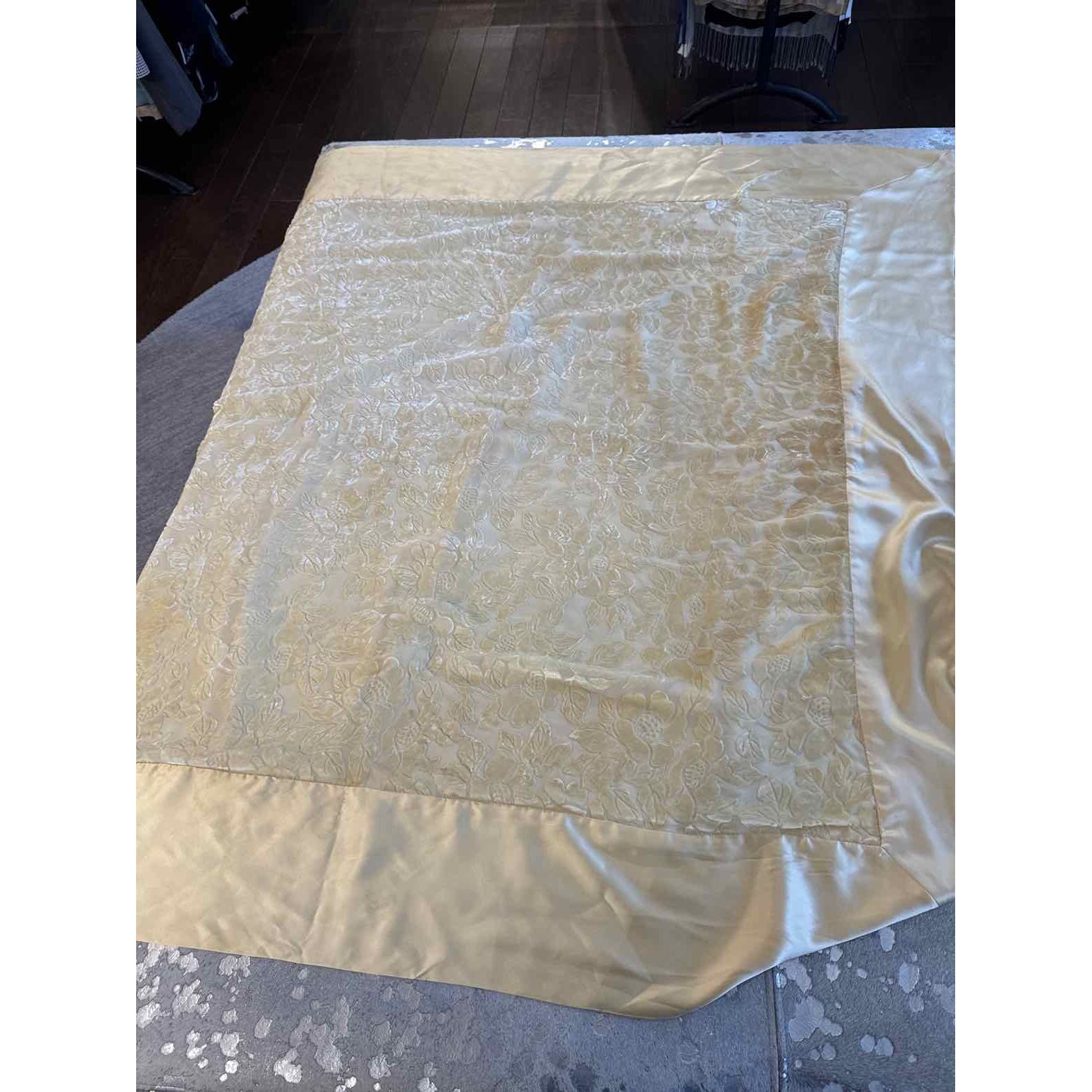 Pillows and Throws - colletteconsignment.com