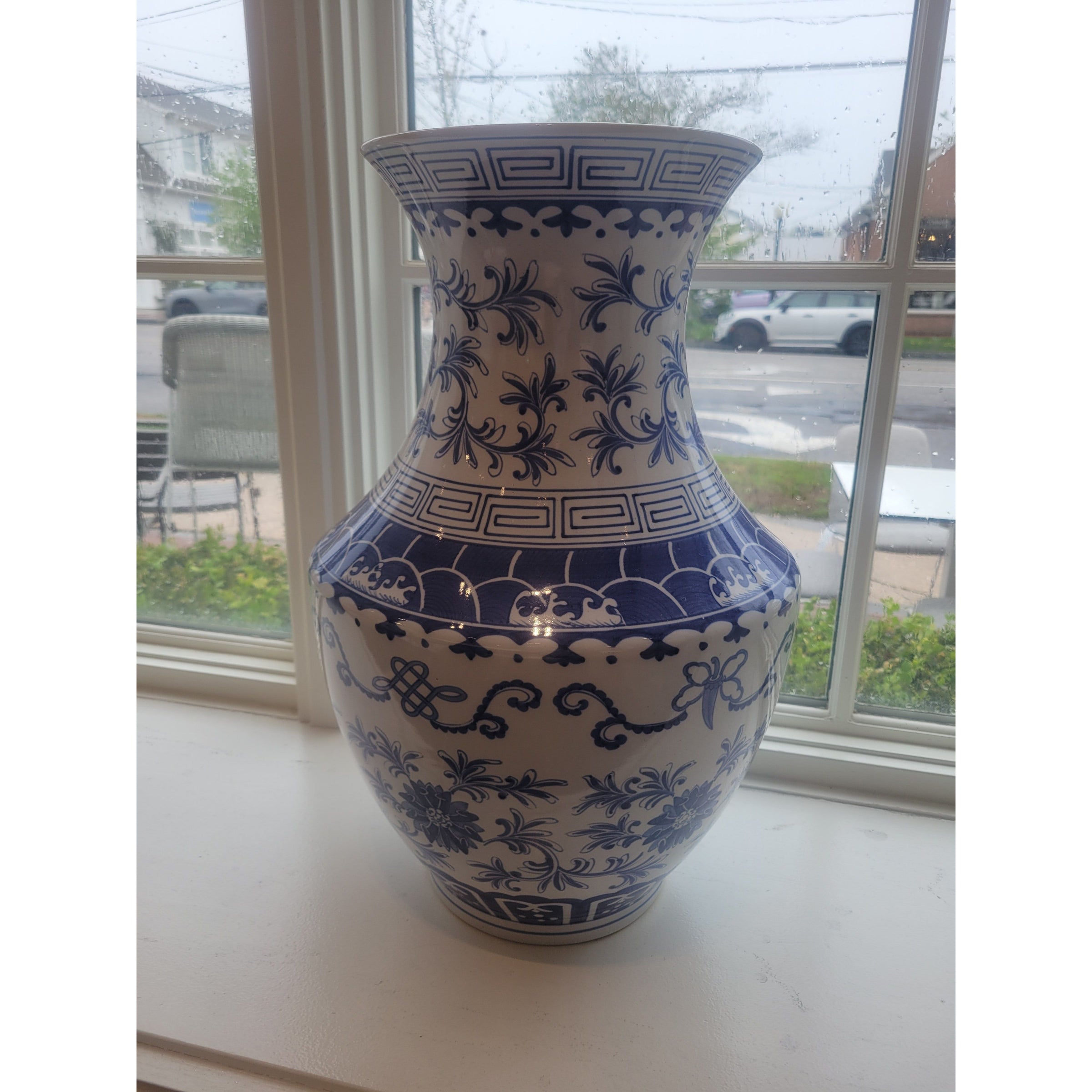 Large Blue & White Chinese Porcelain Vase