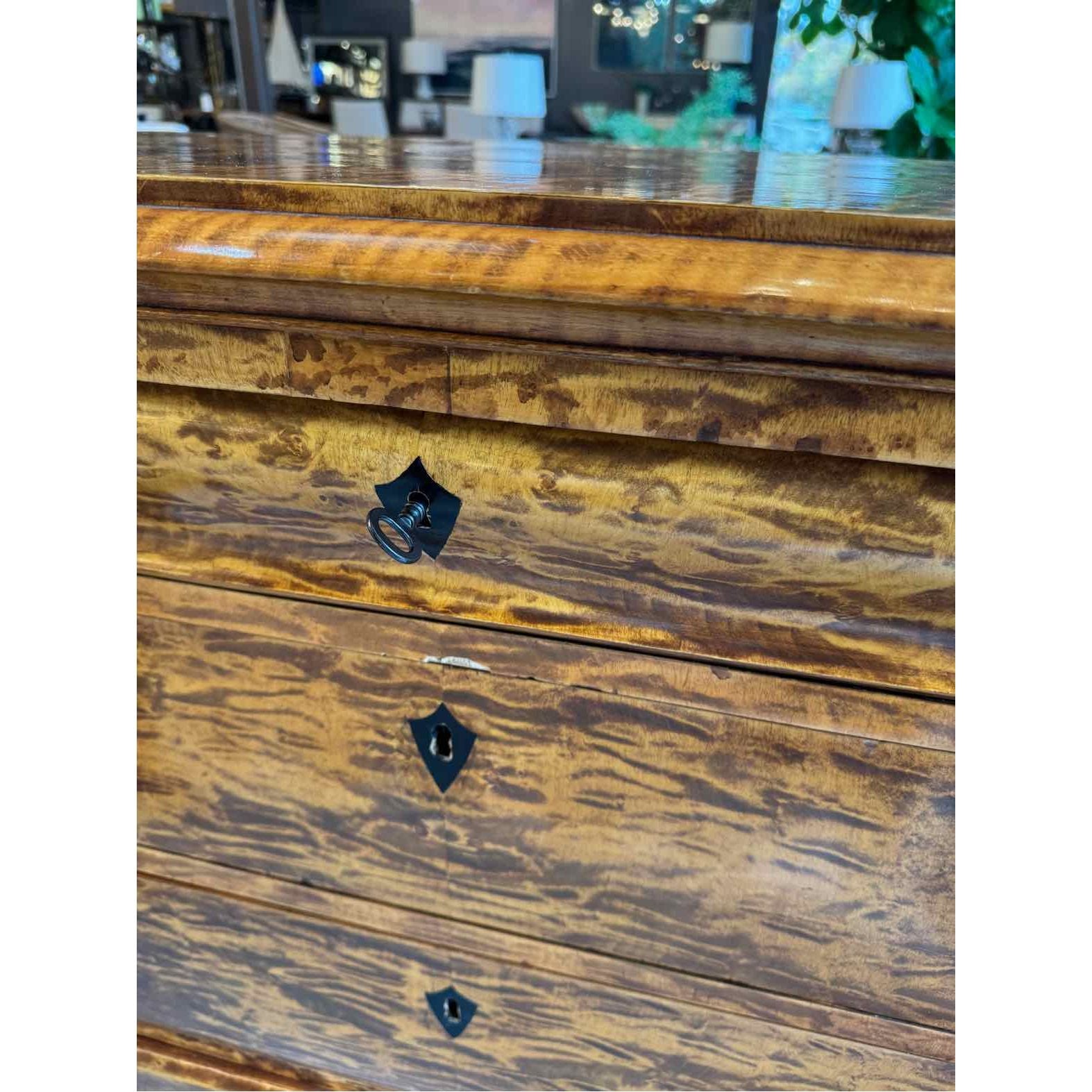 English Antique Chest of Drawers / Dresser