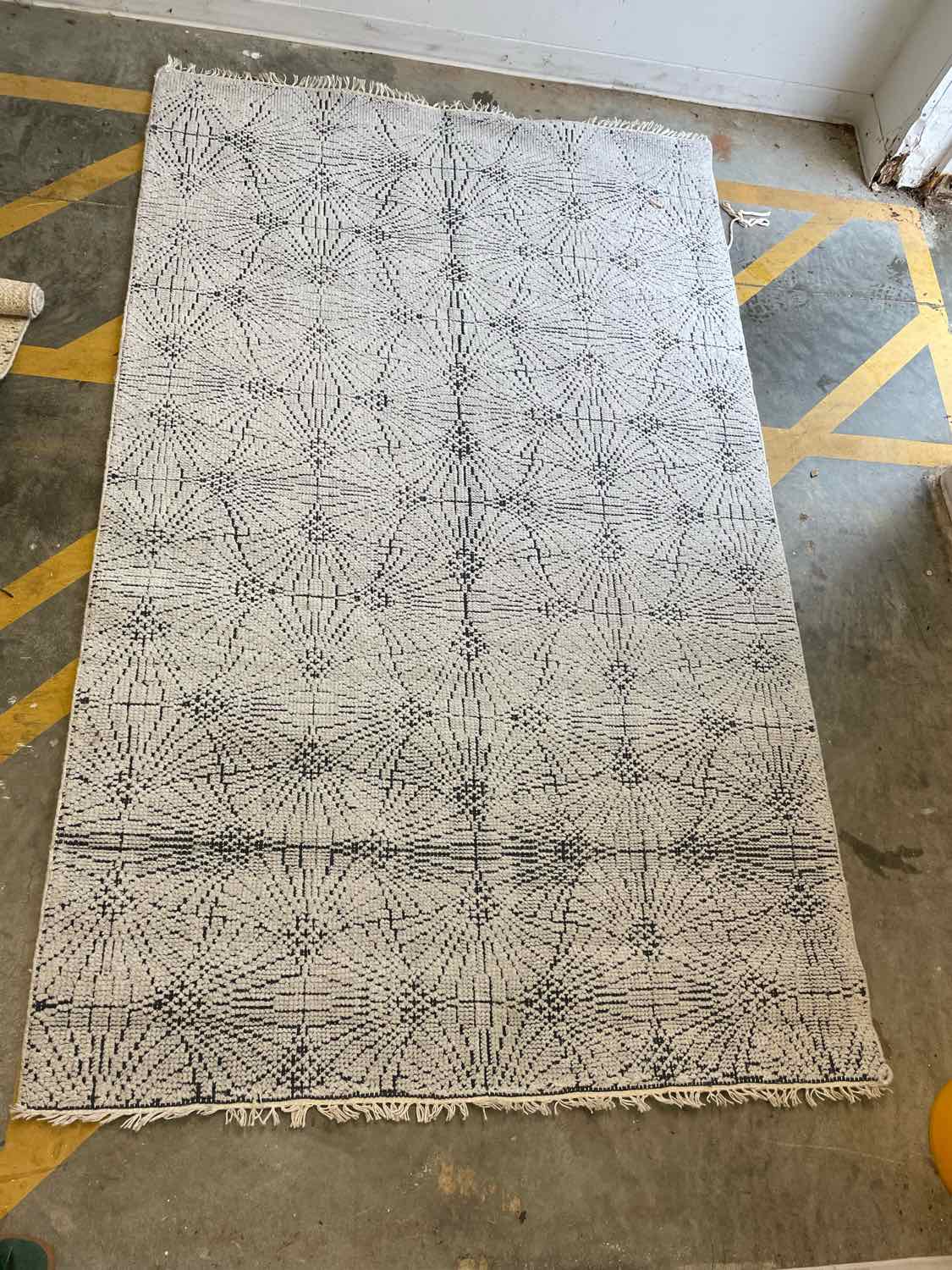 5' x 8' Beige Sunburst Pattern Rug #57
