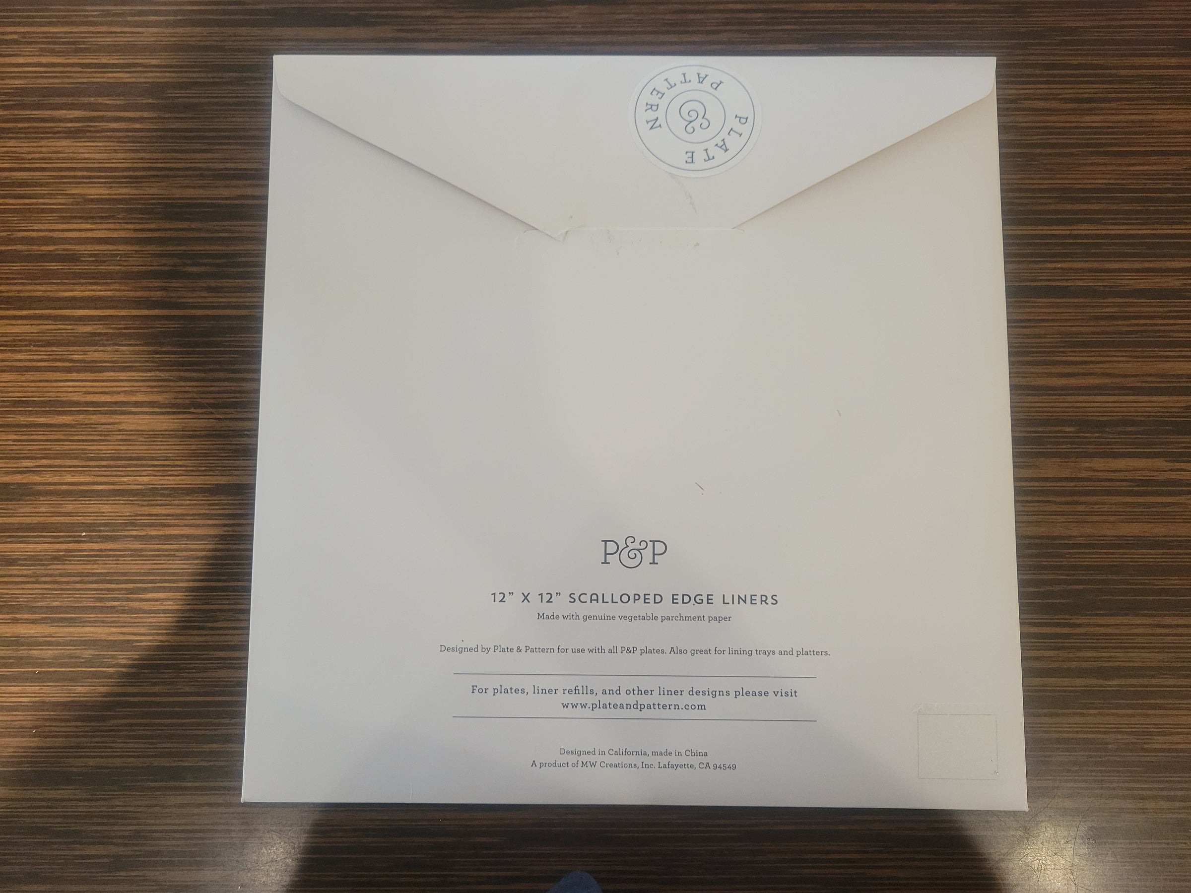 SET of 50 Scalloped Edge Star Print Parchment Paper Liners