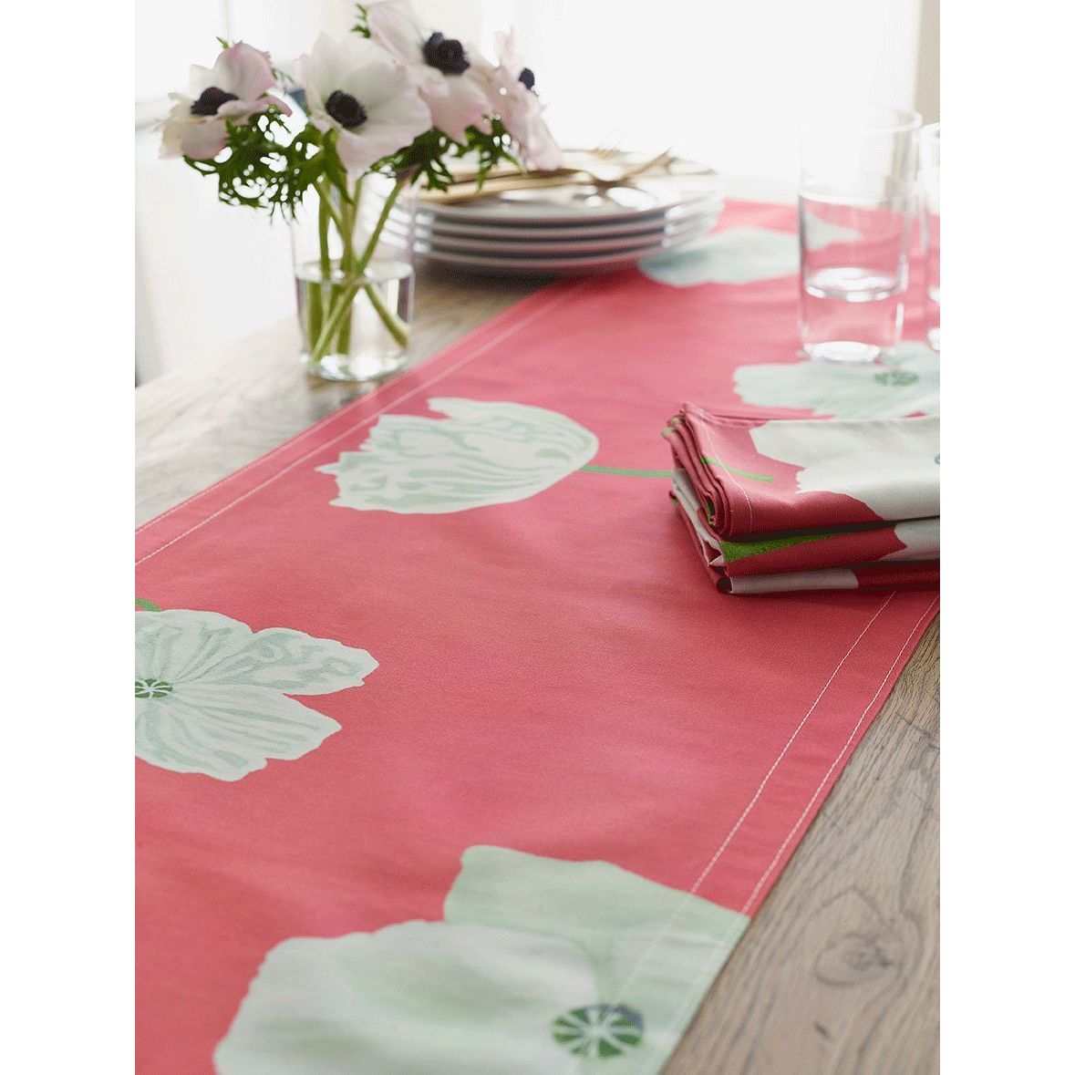 Table Runner: White Poppies on Pink - colletteconsignment.com